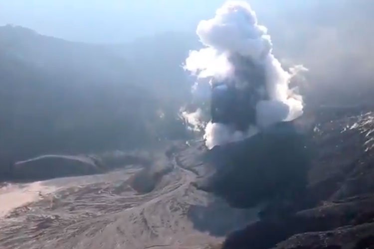 Erupción del volcán Tangkuban Parahu en Indonesia Julio 2019 2 erupcion volcan Tangkuban Parahu julio 2019