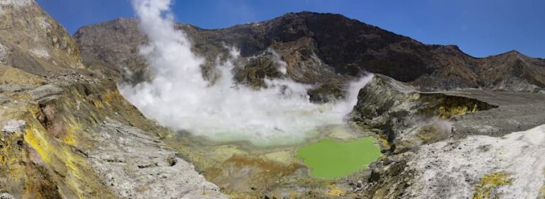 Volcán White Island o Whakaari 1 crater volcan white island